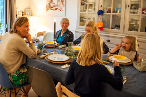 hagenaars nodigen ouderen uit aan tafel